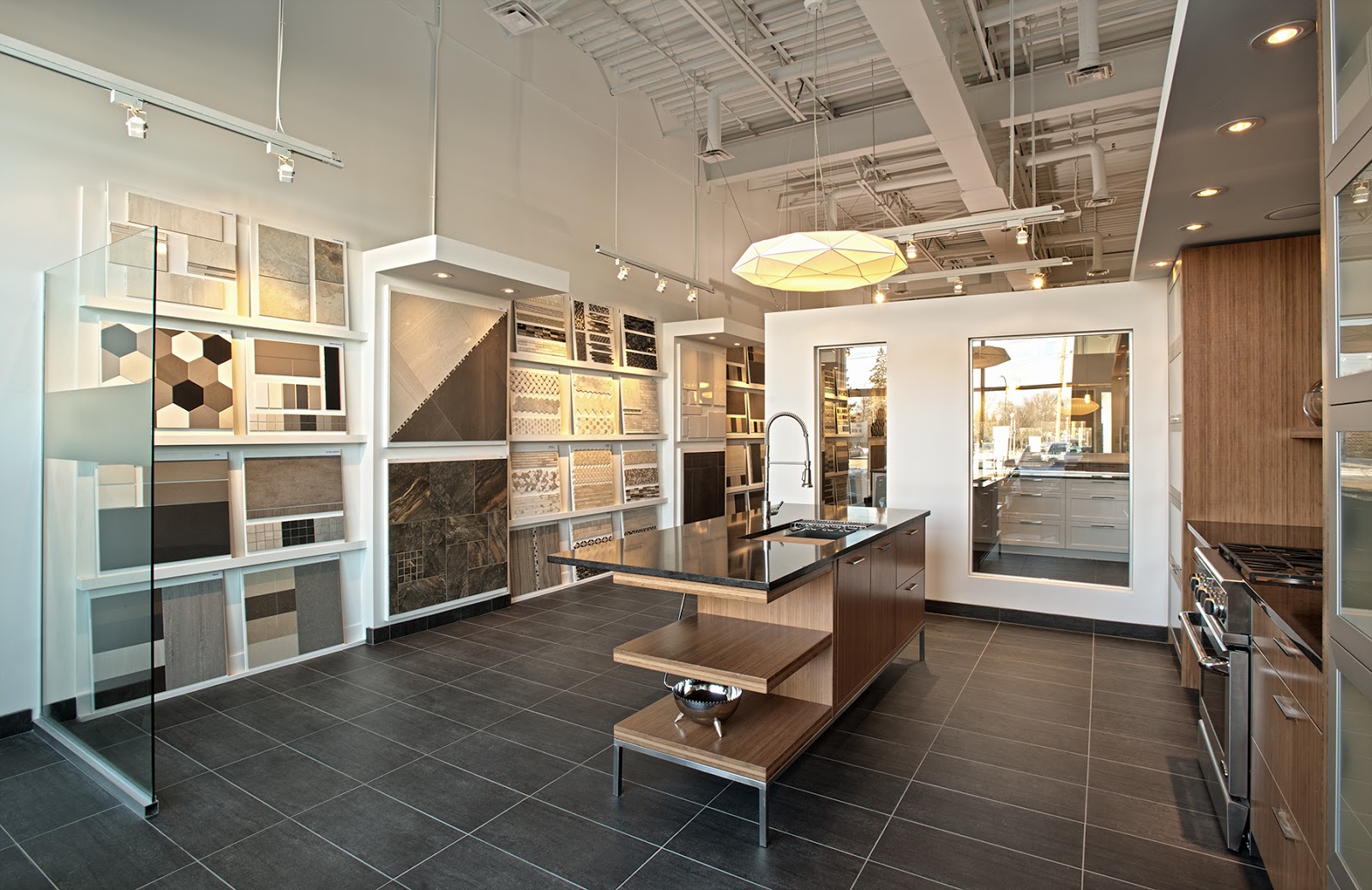 Thiết kế showroom đá phong thuỷ tối giản tập trung và đèn led vàng làm nổi bật sản phẩm