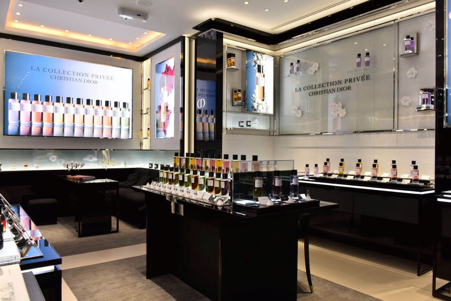 Mẫu thiết kế shop sang trọng với tone đen, vàng ánh kim - Mẫu 1