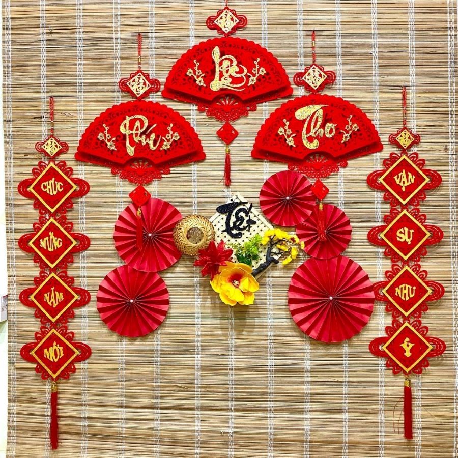 Mẫu trang trí Tết cửa hàng bằng câu đối đỏ - Mẫu 1 Mẫu trang trí Tết cửa hàng bằng câu đối đỏ - Mẫu 1