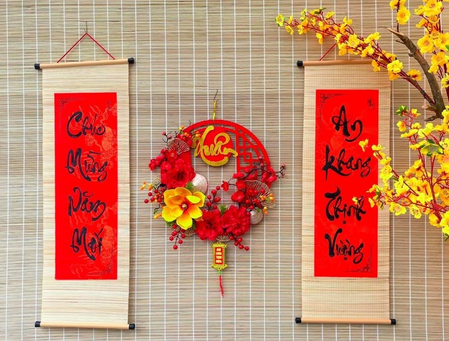 Mẫu trang trí Tết cửa hàng bằng câu đối đỏ - Mẫu 2 Mẫu trang trí Tết cửa hàng bằng câu đối đỏ - Mẫu 2