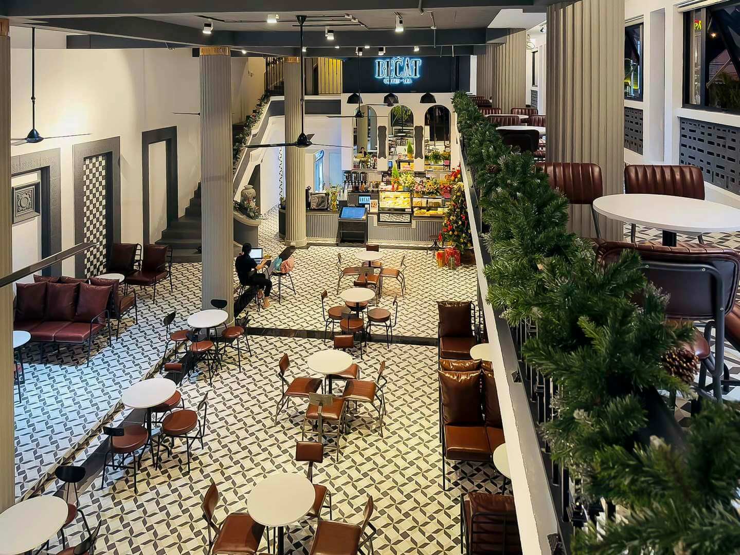 Quán cafe ăn sáng được thiết kế theo phong cách công nghiệp mạnh mẽ và cá tính