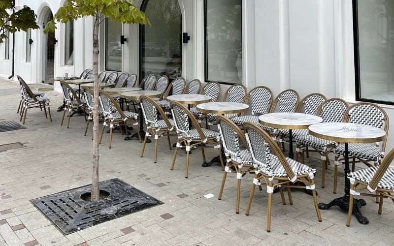 Quán cà phê vỉa hè công nghiệp với nội thất kim loại Quán cà phê vỉa hè công nghiệp với nội thất kim loại