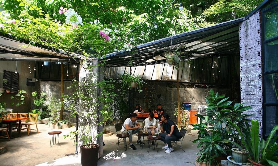 Thiết kế quán cafe bình dân phong cách sân vườn với cây xanh và không gian thoáng đãng Thiết kế quán cafe bình dân phong cách sân vườn với cây xanh và không gian thoáng đãng