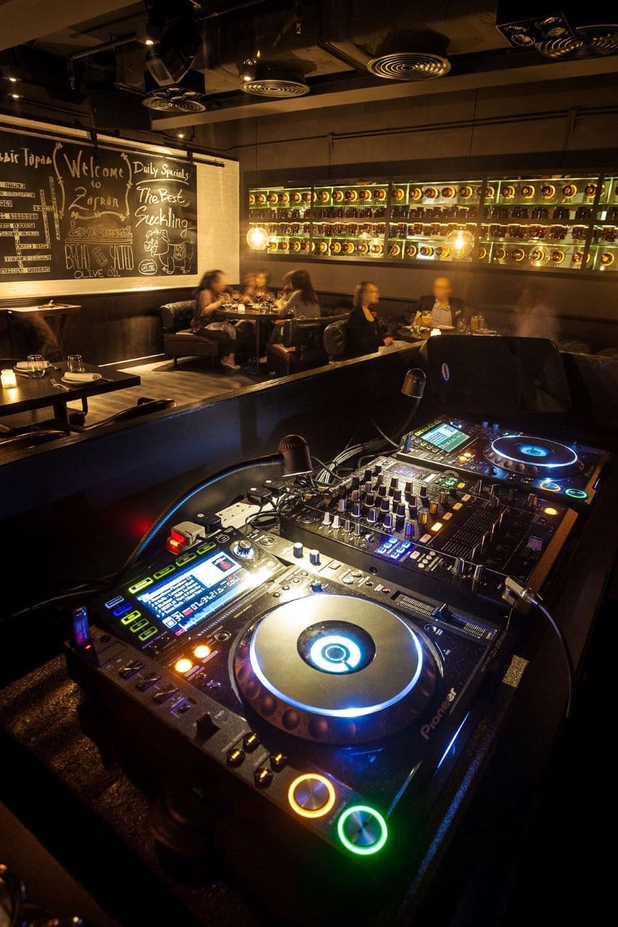 Thiết kế quán cafe dj thu hút giới trẻ Thiết kế quán cafe dj thu hút giới trẻ
