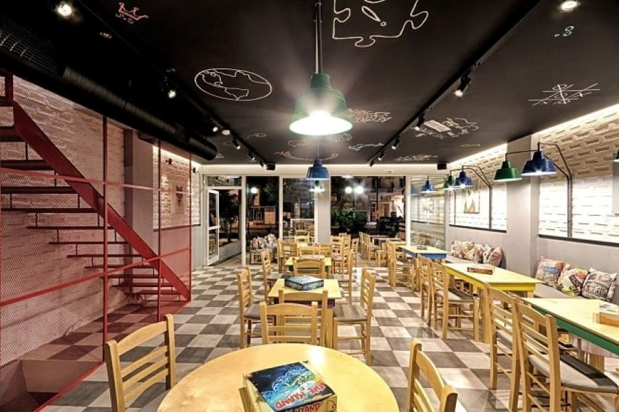 Quán cafe game là không gian kết hợp giữa quán cafe truyền thống và khu vực chơi game Quán cafe game là không gian kết hợp giữa quán cafe truyền thống và khu vực chơi game