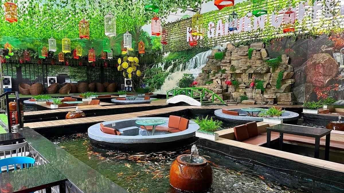 Không gian thiết kế quán cafe ngoài trời sân vườn với hồ cá nhỏ Không gian thiết kế quán cafe ngoài trời sân vườn với hồ cá nhỏ