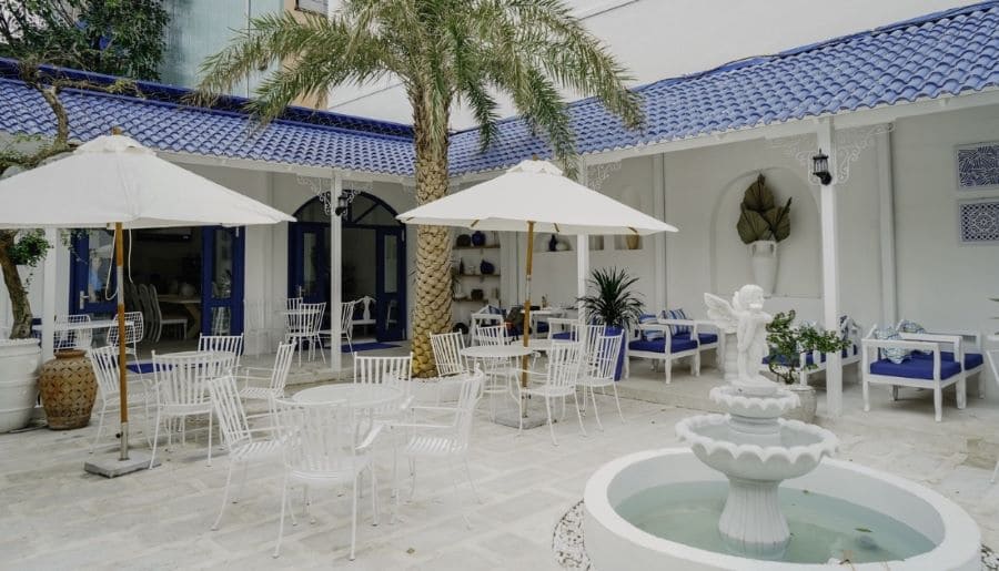 Quán cafe phong cách Châu Âu với tông màu trắng, be, xám Quán cafe phong cách Châu Âu với tông màu trắng, be, xám