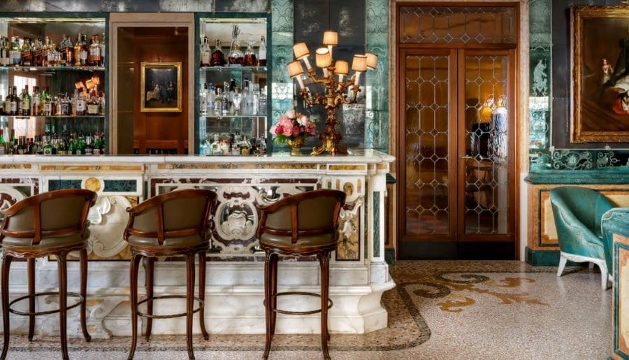 Quầy bar gọn gàng và kệ trang trí nhỏ, tạo không gian tinh tế và tiện nghi Quầy bar gọn gàng và kệ trang trí nhỏ, tạo không gian tinh tế và tiện nghi