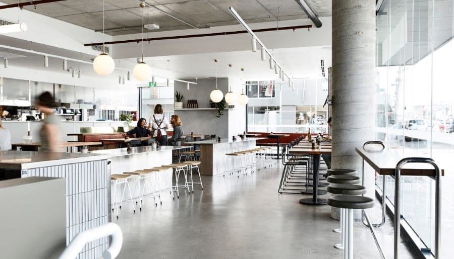 Quán cafe phong cách Scandinavian với tông trắng-xám và nội thất gỗ tối giản Quán cafe phong cách Scandinavian với tông trắng-xám và nội thất gỗ tối giản