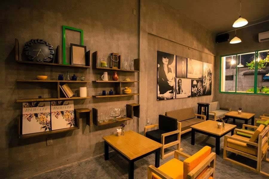 Quán cafe vintage Hàn Quốc với bàn gỗ cũ, đèn retro và tường gạch thô Quán cafe vintage Hàn Quốc với bàn gỗ cũ, đèn retro và tường gạch thô