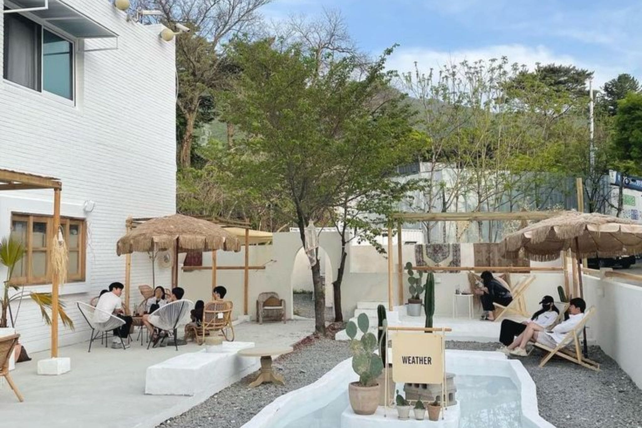 Quán cafe ven hồ Hàn Quốc với bàn ghế ngoài trời và view hồ nước Quán cafe ven hồ Hàn Quốc với bàn ghế ngoài trời và view hồ nước