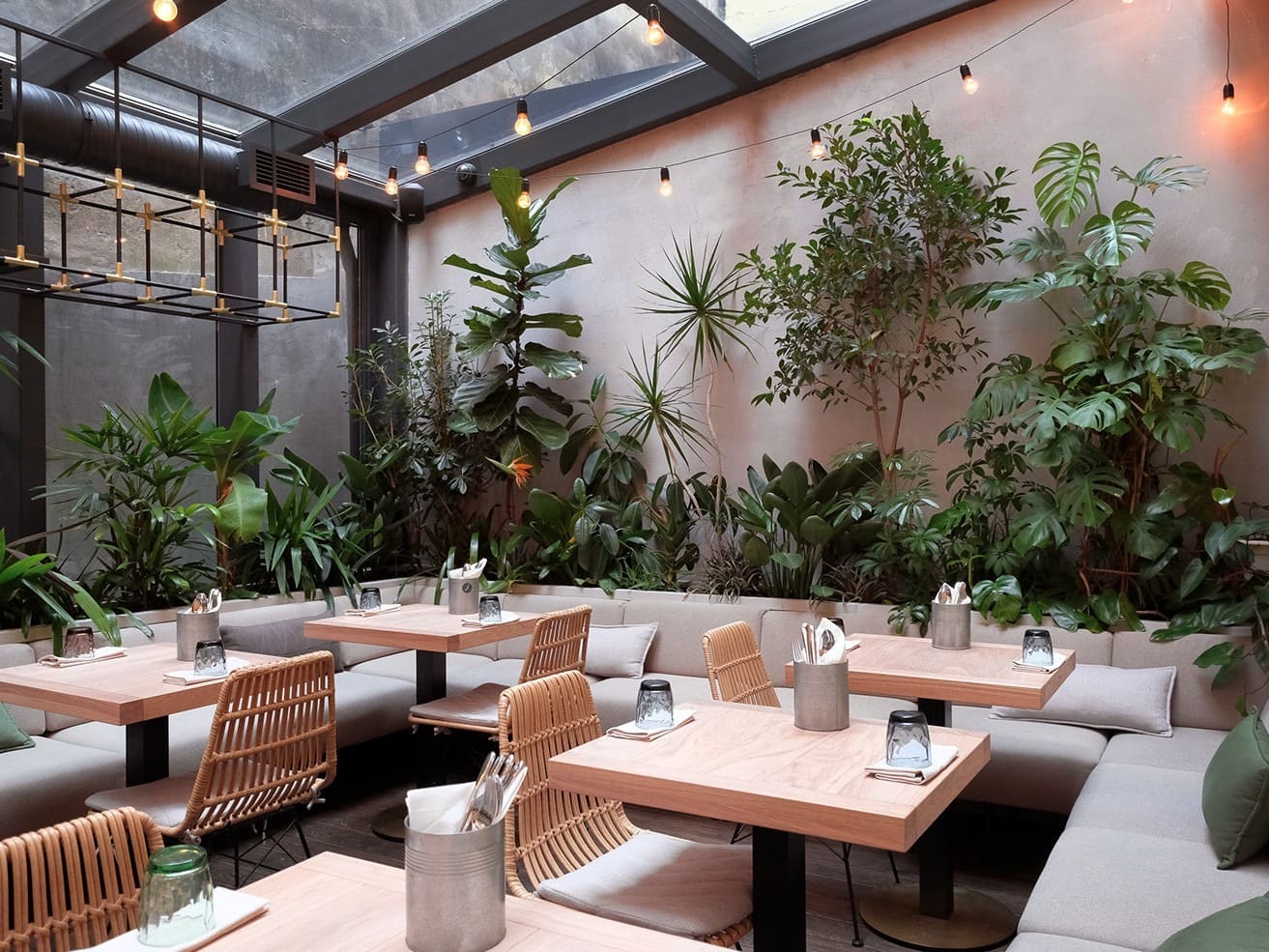 Quán cafe phong cách Hàn Quốc với cửa sổ lớn, cửa sổ trời đón ánh sáng tự nhiên Quán cafe phong cách Hàn Quốc với cửa sổ lớn, cửa sổ trời đón ánh sáng tự nhiên