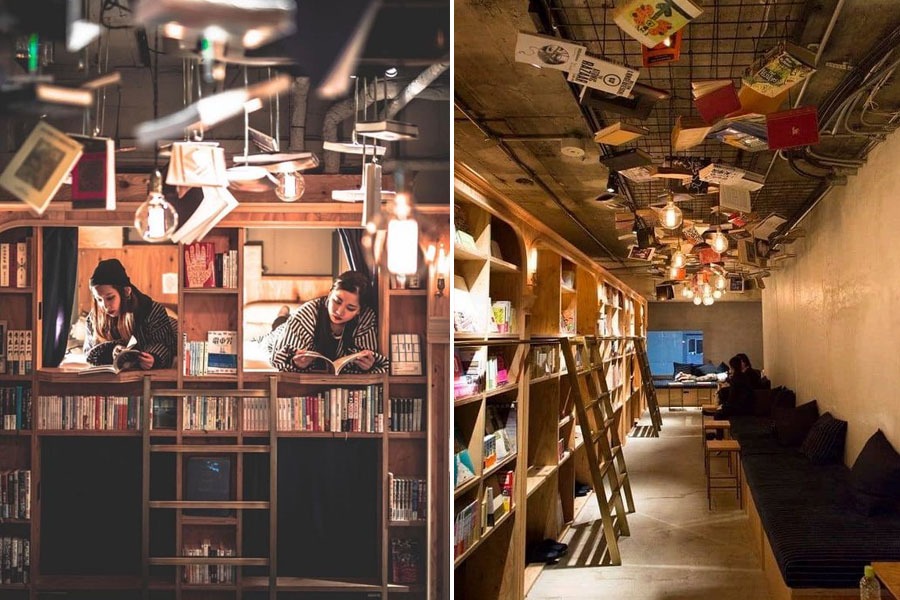 Thiết kế quán cafe sách vintage với bàn ghế gỗ cũ, kệ sách patina và đèn chùm cổ điển