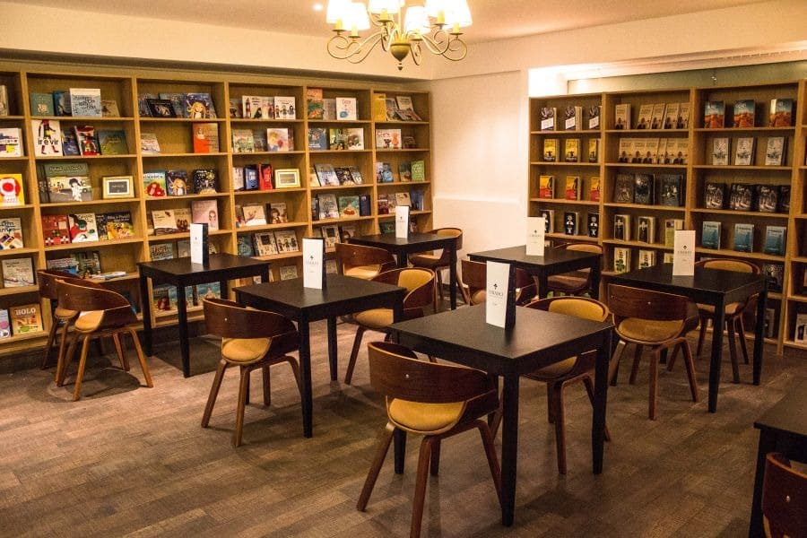 Nội thất quán cafe sách với ghế êm ái và bàn gỗ nhỏ gọn
