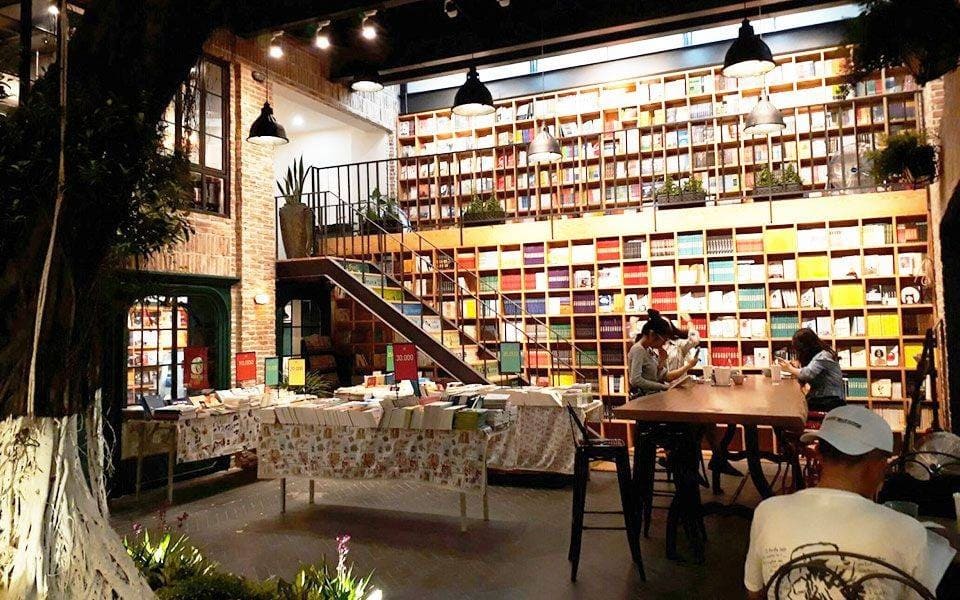 Phong cách thiết kế quán cafe sách đẹp, từ hiện đại đến vintage, thu hút khách hàng