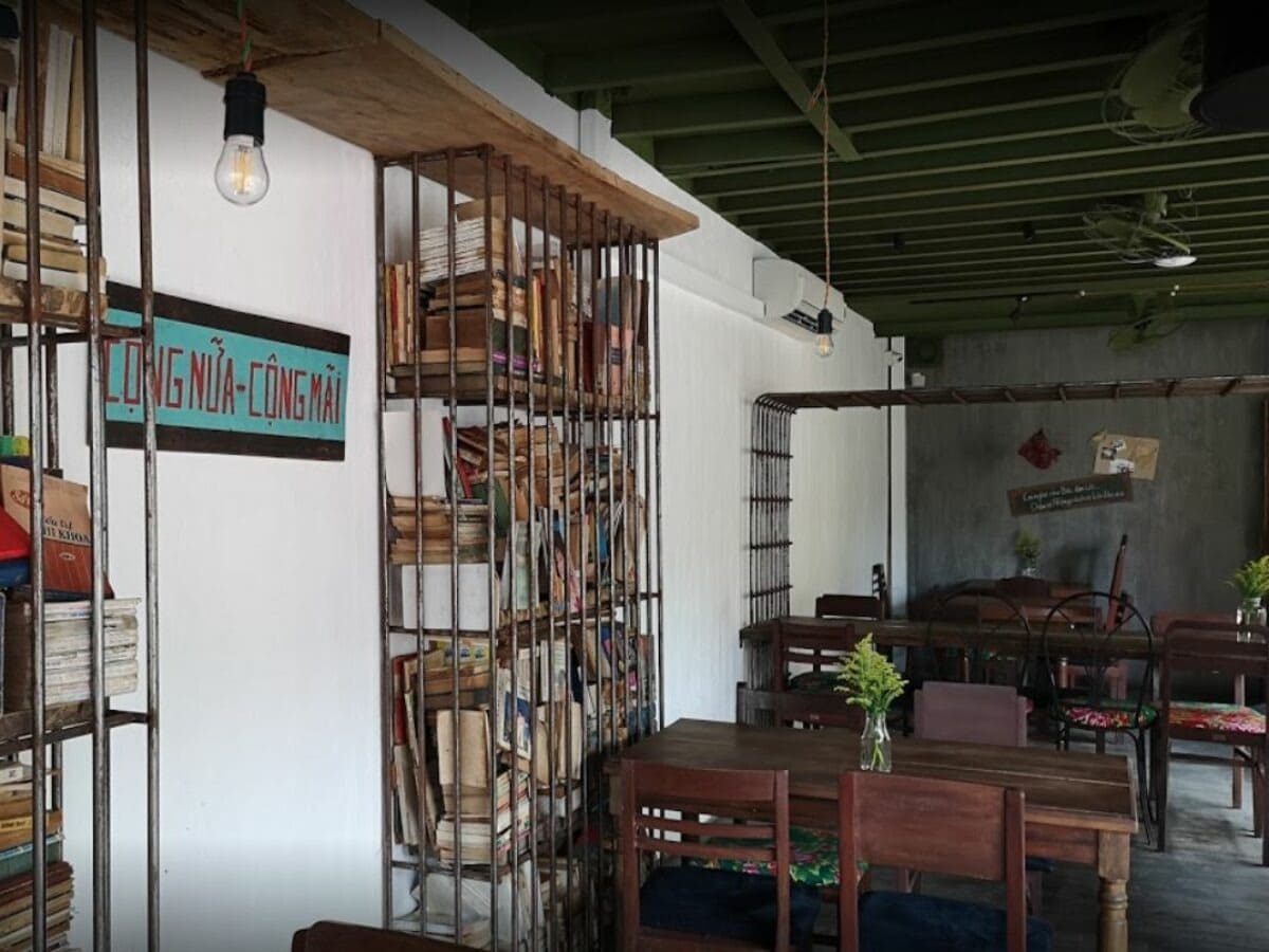 Mẫu thiết kế quán cafe sách đẹp với kệ sách gỗ, nội thất thoải mái và không gian thư giãn