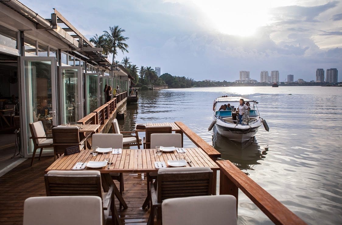 Quán cafe ven sông phong cách hiện đại với kiến trúc kính trong suốt Quán cafe ven sông phong cách hiện đại với kiến trúc kính trong suốt