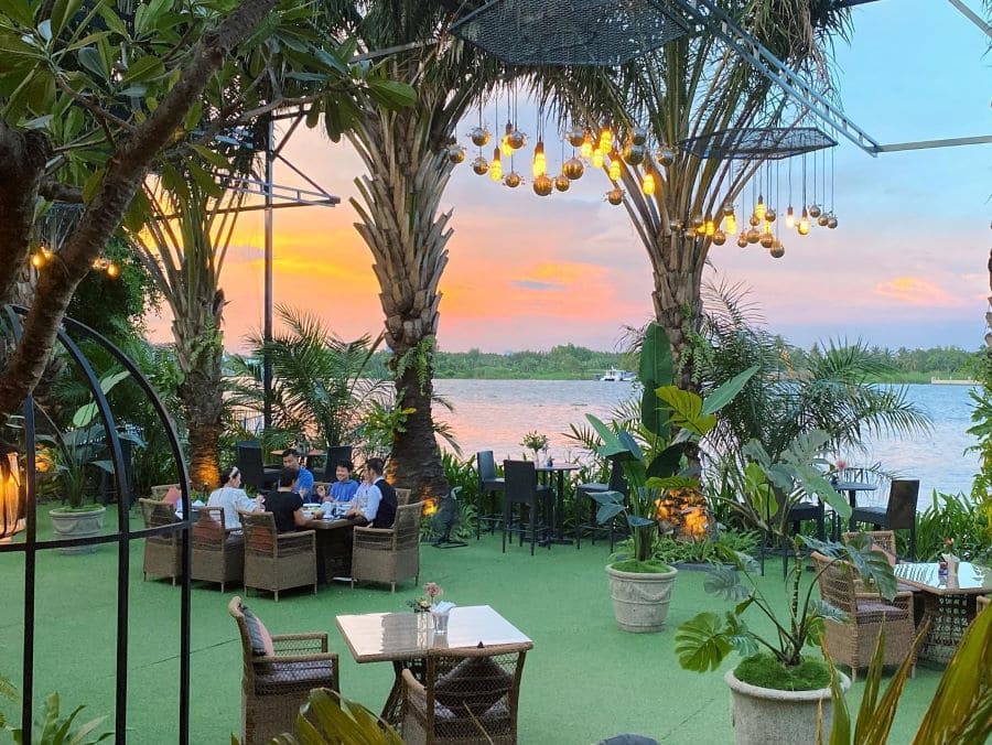 Thiết kế quán cafe ven sông phong cách tropical với cây xanh Thiết kế quán cafe ven sông phong cách tropical với cây xanh