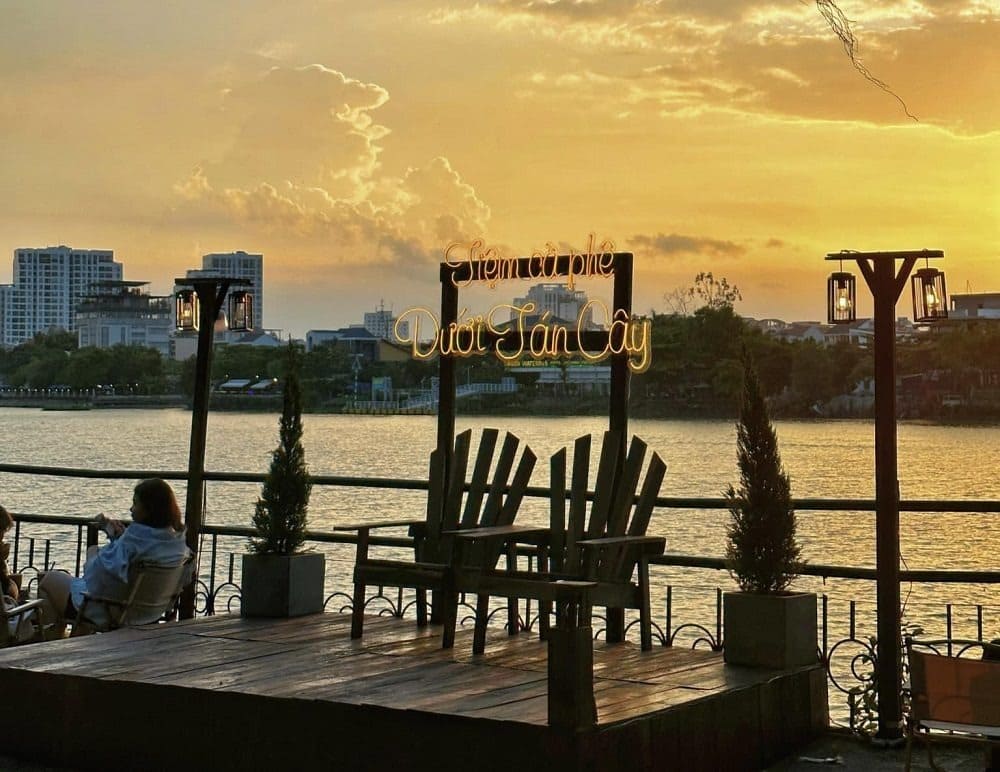 Không gian quán cafe ven sông theo phong cách vintage, sử dụng gỗ cũ Không gian quán cafe ven sông theo phong cách vintage, sử dụng gỗ cũ