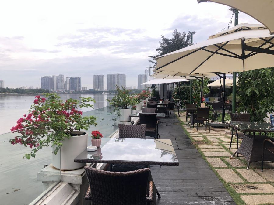 Không gian quán cafe ven sông tối giản với tone màu trung tính Không gian quán cafe ven sông tối giản với tone màu trung tính