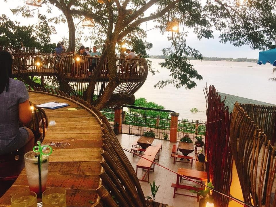 Hình ảnh quán cafe ven sông có rooftop thoáng đãng, bàn ghế ngoài trời hướng ra sông Hình ảnh quán cafe ven sông có rooftop thoáng đãng, bàn ghế ngoài trời hướng ra sông