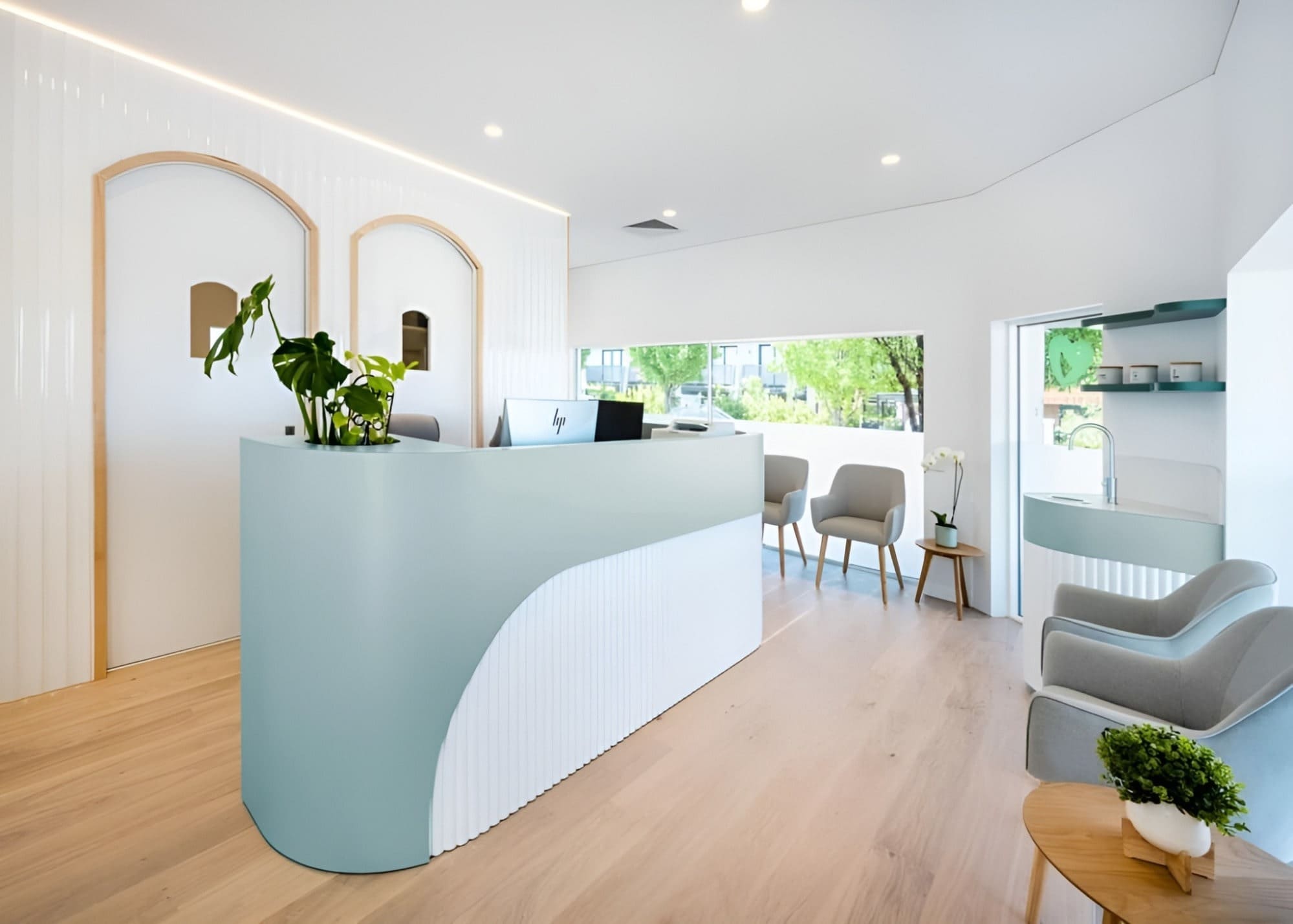 Phong cách thiết kế spa phun xăm hiện đại với nội thất tinh tế, phù hợp không gian đô thị. Phong cách thiết kế spa phun xăm hiện đại với nội thất tinh tế, phù hợp không gian đô thị.
