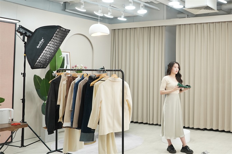 Góc livestream trong shop quần áo 15m2 với phông nền đẹp và kệ treo quần áo linh hoạt Góc livestream trong shop quần áo 15m2 với phông nền đẹp và kệ treo quần áo linh hoạt