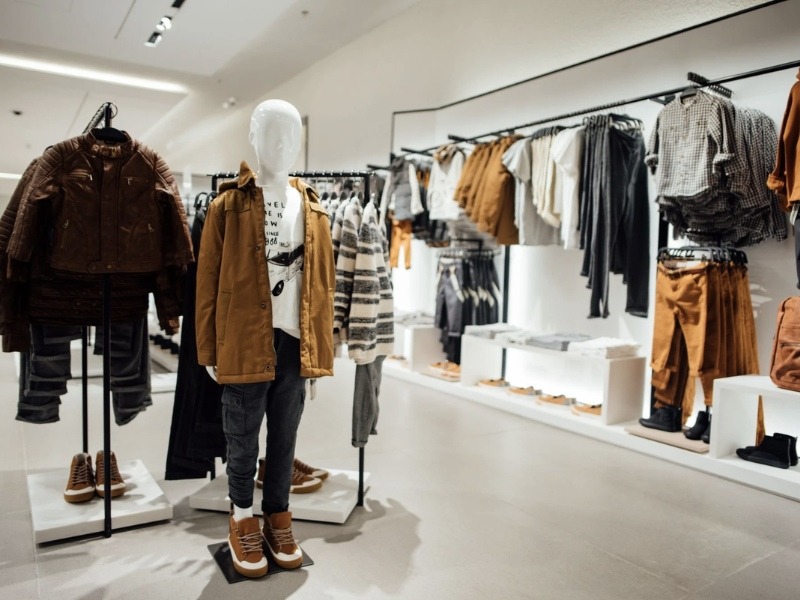 Shop quần áo 15m2 phong cách street style với tường bê tông Shop quần áo 15m2 phong cách street style với tường bê tông