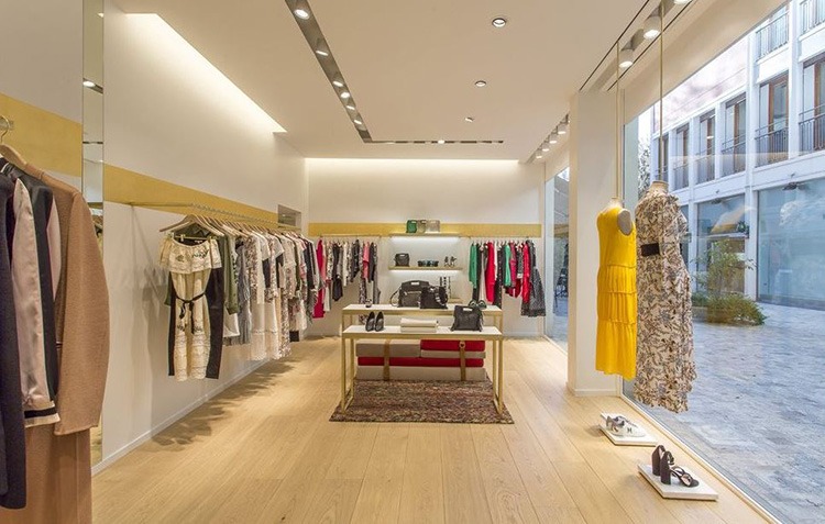 Mẫu shop có không gian mở với ánh sáng tốt