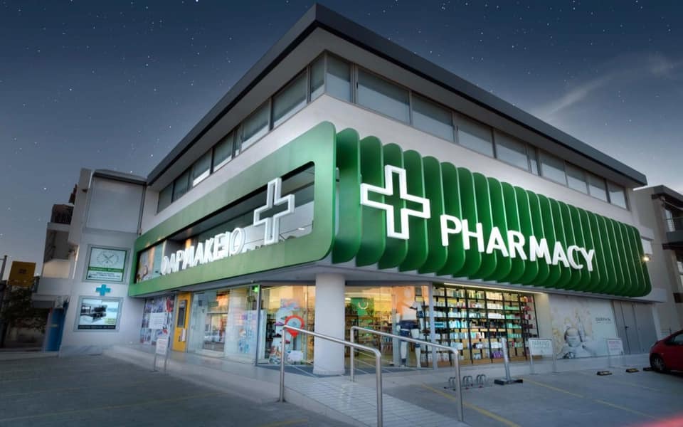 Mẫu nhà thuốc 2 mặt tiền với kệ thuốc khoa học và bảng hiệu chữ thập xanh nổi bật Mẫu nhà thuốc 2 mặt tiền với kệ thuốc khoa học và bảng hiệu chữ thập xanh nổi bật