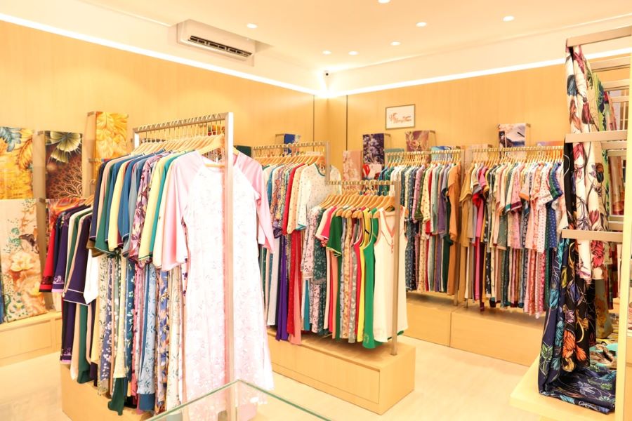 Mẫu thiết kế cửa hàng áo dài hiện đại, thanh lịch - Mẫu 3 Mẫu thiết kế cửa hàng áo dài hiện đại, thanh lịch - Mẫu 3