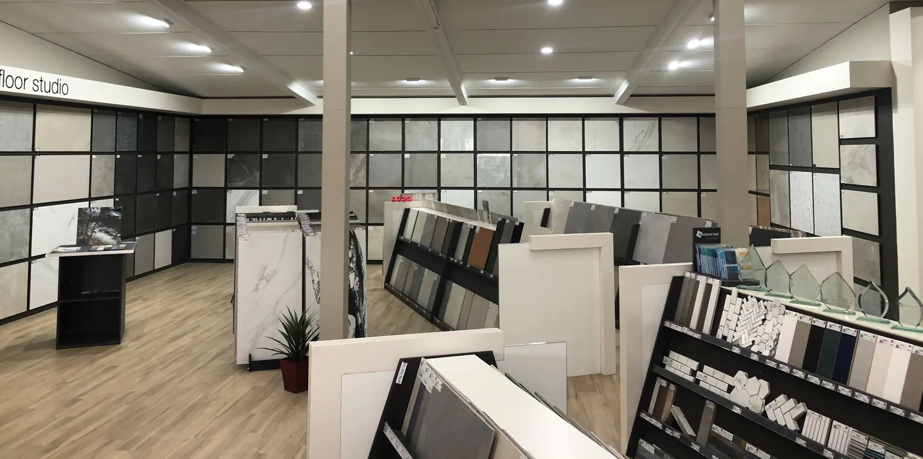 Mẫu 25: Mẫu thiết kế tối giản, tập trung vào sản phẩm Mẫu 25: Mẫu thiết kế tối giản, tập trung vào sản phẩm