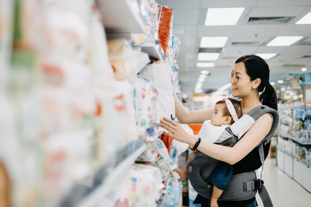 Cửa hàng sữa bỉm phong cách siêu thị mẹ và bé với kệ trưng bày hàng lối và biển chỉ dẫn rõ ràng. Cửa hàng sữa bỉm phong cách siêu thị mẹ và bé với kệ trưng bày hàng lối và biển chỉ dẫn rõ ràng.