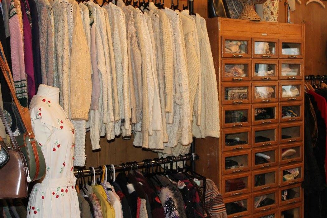 Thiết kế shop phụ kiện thời trang vintage với nội thất gỗ, đèn chùm cổ điển và decor hoài cổ.