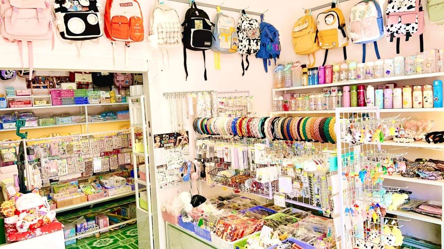 Các sản phẩm như trang sức, túi xách hay kính mắt nên được sắp xếp theo nhóm