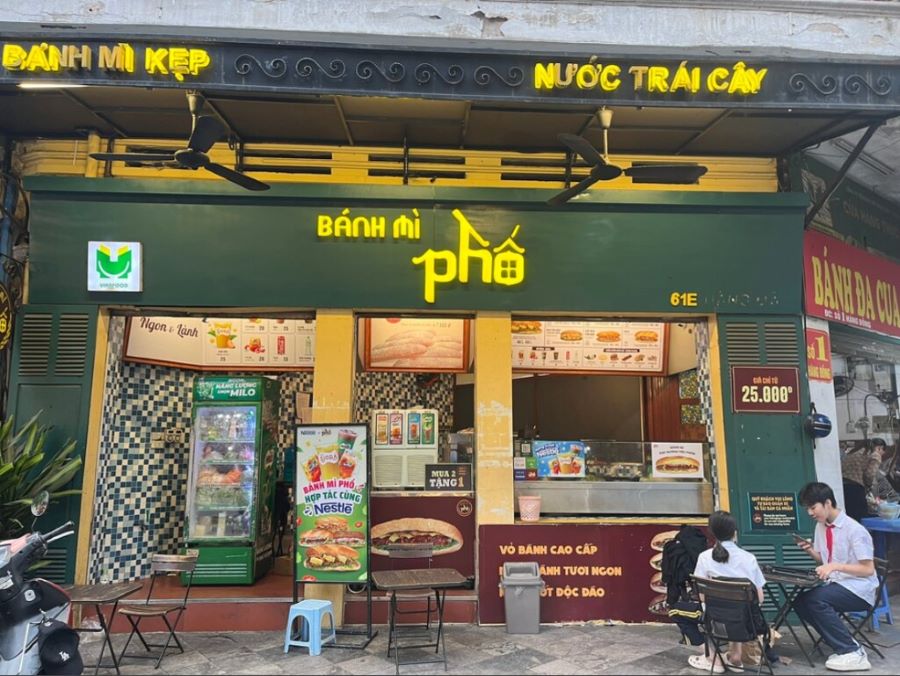 Tiệm bánh mì tối giản với quầy kính nhỏ gọn, kệ treo tường và chậu cây xanh Tiệm bánh mì tối giản với quầy kính nhỏ gọn, kệ treo tường và chậu cây xanh