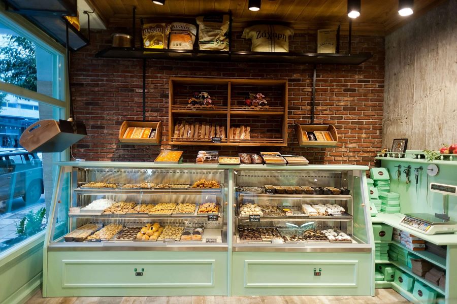 Tiệm bánh mì hiện đại với quầy kính trong suốt và bảng hiệu neon sáng Tiệm bánh mì hiện đại với quầy kính trong suốt và bảng hiệu neon sáng