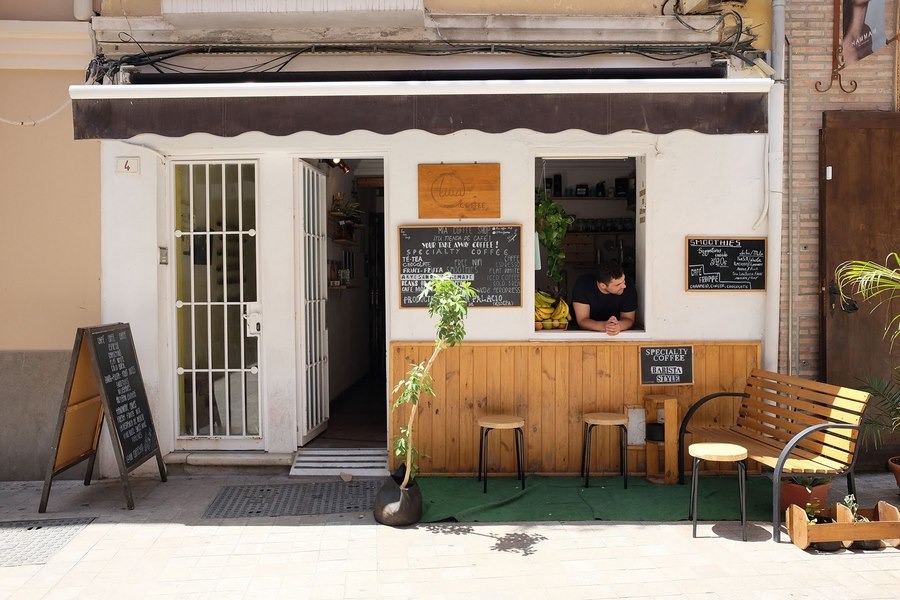 Tiệm bánh mì takeaway với quầy bánh gần lối ra vào, menu lớn để dễ quan sát Tiệm bánh mì takeaway với quầy bánh gần lối ra vào, menu lớn để dễ quan sát