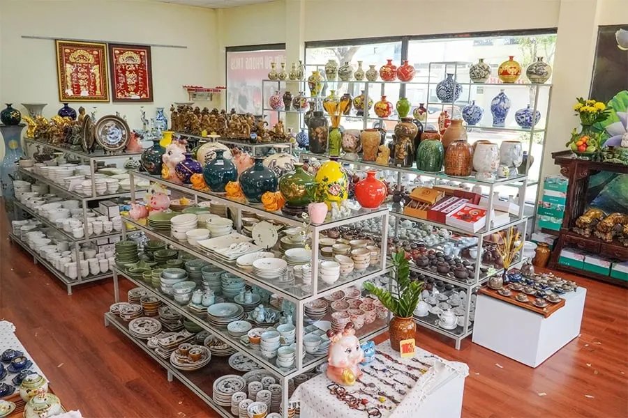 Một số mẫu thiết kế cửa hàng gốm sứ phong cách truyền thống đậm chất Việt 5