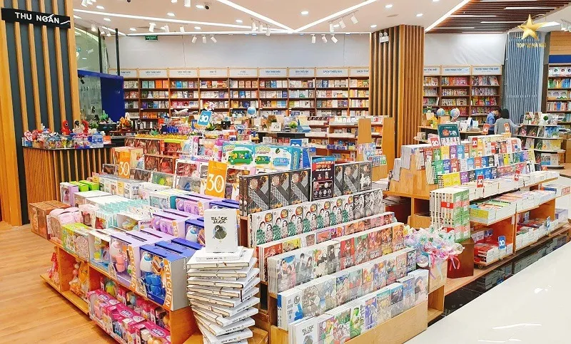Không gian thiết kế cửa hàng văn phòng phẩm nhỏ với kệ đa năng tiện lợi