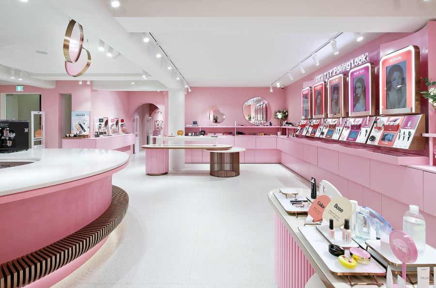 Chủ shop nên đầu tư vào thiết kế thi công cửa hàng/showroom mỹ phẩm