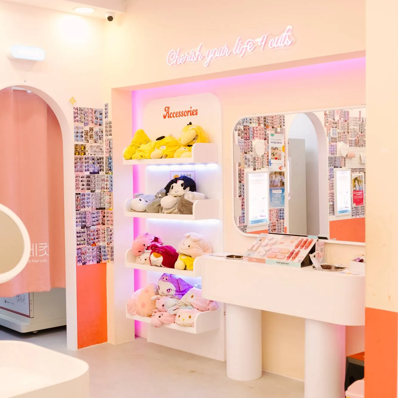 Photobooth là một không gian chụp ảnh được thiết kế sáng tạo Photobooth là một không gian chụp ảnh được thiết kế sáng tạo