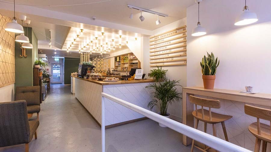 Mẫu thiết kế quán cafe sách nhỏ ấm cúng 4