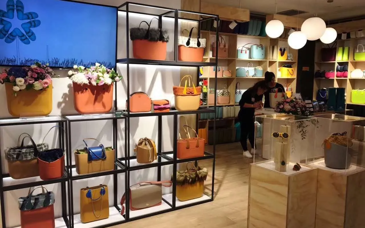 Mẫu thiết kế shop túi xách trẻ trung và năng động - Mẫu 2 Mẫu thiết kế shop túi xách trẻ trung và năng động - Mẫu 2