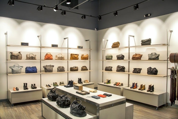 Mẫu thiết kế shop túi xách hiện đại và tối giản, không gian gọn gàng, ánh sáng tinh tế, kệ trưng bày sang trọng Mẫu thiết kế shop túi xách hiện đại và tối giản, không gian gọn gàng, ánh sáng tinh tế, kệ trưng bày sang trọng