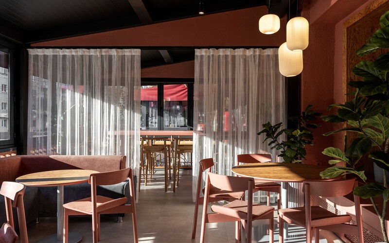 Mẫu thiết kế quán trà sữa 50m2 theo phong cách vintage có trang trí cây xanh