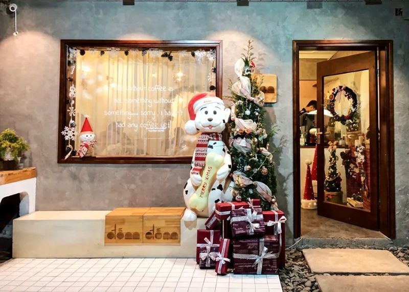 Trang trí noel khu vực mặt tiền và bảng hiệu