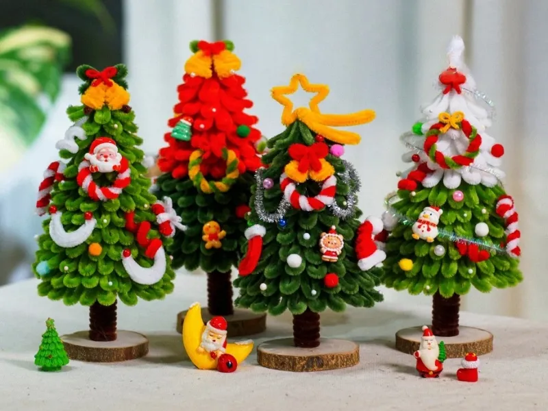 Trang trí noel quán trà sữa với cây thông mini
