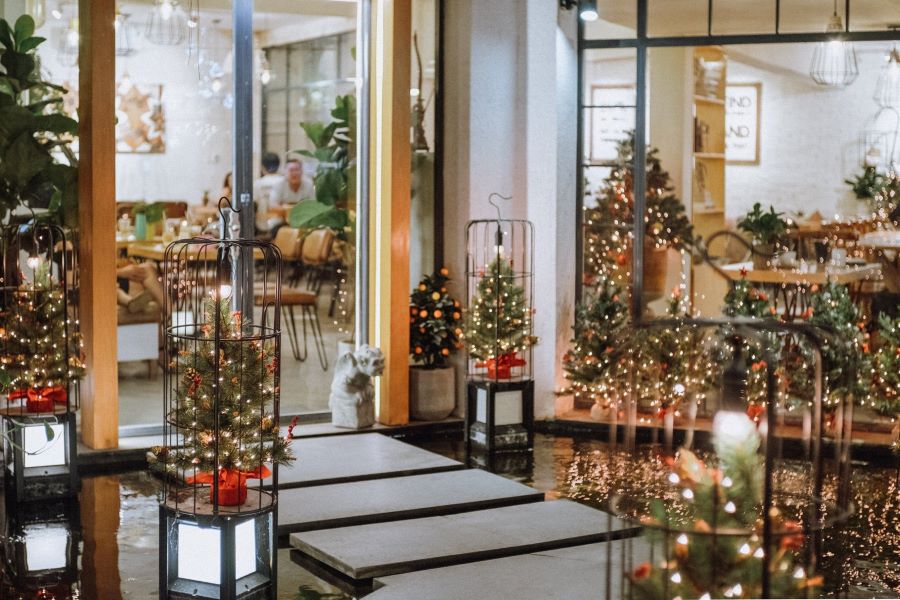 Trang trí Noel cho quán cafe với dây đèn led và kim tuyến Trang trí Noel cho quán cafe với dây đèn led và kim tuyến