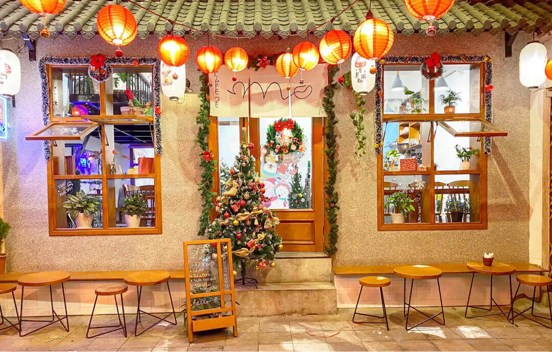 Trang trí Noel cho quán cafe bằng đèn led và biển hiệu Merry Christmas Trang trí Noel cho quán cafe bằng đèn led và biển hiệu Merry Christmas